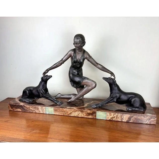 G. Arisse (1920): elegant mastiff sculpture. Proof in regula with double silver and black patina. Onyx base. Signed g....