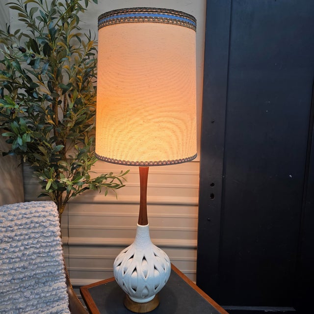 Mid-Century Modern 1960s Mid-Century Modern Carved Ceramic & Walnut Table Lamp With Original Linen Shade — 38” Tall For Sale - Image 3 of 16
