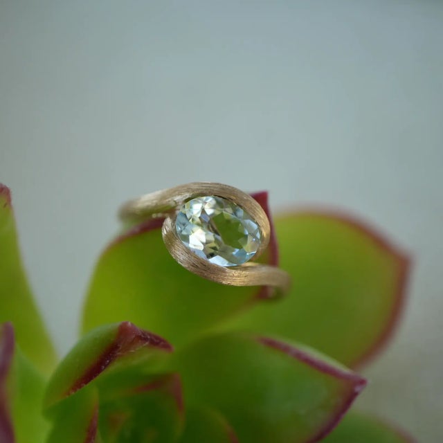 Kai Eternal Wave Oval Aquamarine East-West Ring in 14k Yellow Gold, size 8 For Sale In Los Angeles - Image 6 of 7