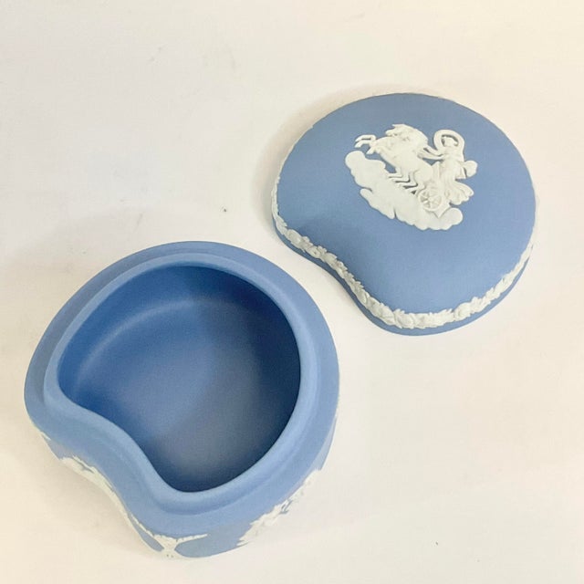1980s Vintage English Hollywood Regency Wedgwood Blue Trinket Box, Hellenic Greek Images For Sale - Image 11 of 12