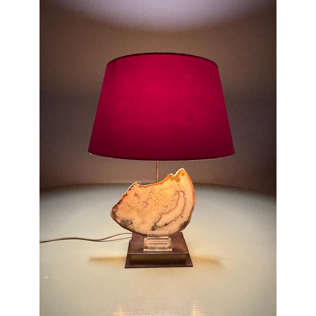 Hollywood Regency Agate and Acrylic Glass Table Lamp with Burgundy Velvet Shade., 1970s For Sale - Image 6 of 15