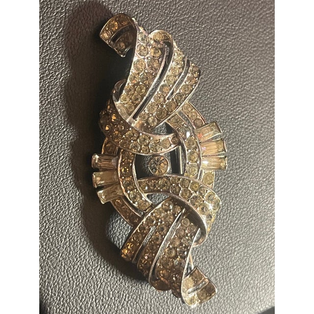 Alfred Philippe Crown Trifari Art Deco Rhodium Plated Bow Pin (1940s) For Sale In South Bend - Image 6 of 9