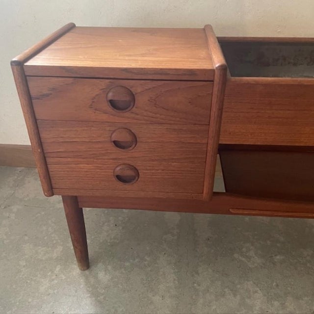 Vintage Teak Console Planter, in Very Good conditions. Designed 1960 to 1969