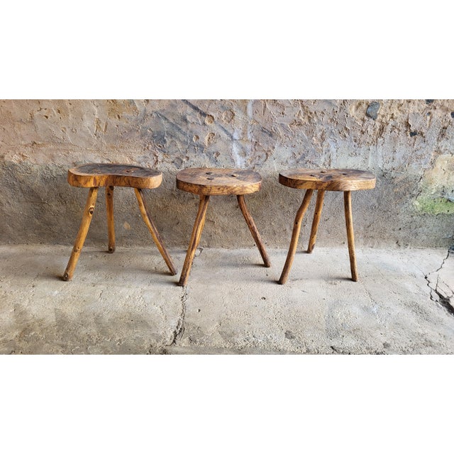 3 brutalist style oak stools. Robust and stable. Cut from the mass. Height 53.5 cm. Width 40 / 43 / 44 cm.