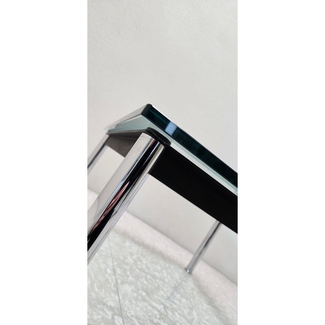 Metal Cassina Lc10 Table en Tube Basse Coffee Table Glass Top Chrome Legs Black Base Le Corbusier Pierre Jeanneret Charlotte Perriand For Sale - Image 7 of 13