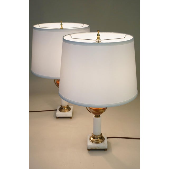 1930s French Depose Art Deco Neoclassic White/Salmon Onyx Marble Column & Urn Bronze Table Lamps - a Pair For Sale - Image 10 of 13
