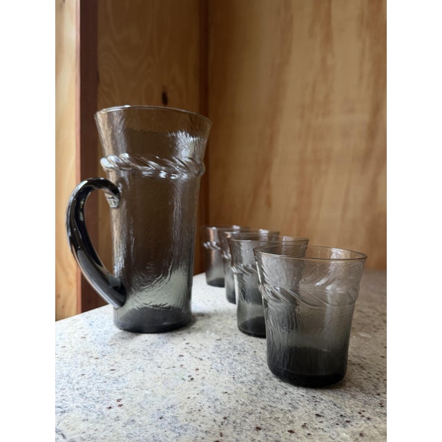 Mid-Century Modern Smoky Grey Woodgrain Bark Glass Pitcher and Tumbler Set, 1970, Set of 5 For Sale - Image 9 of 16