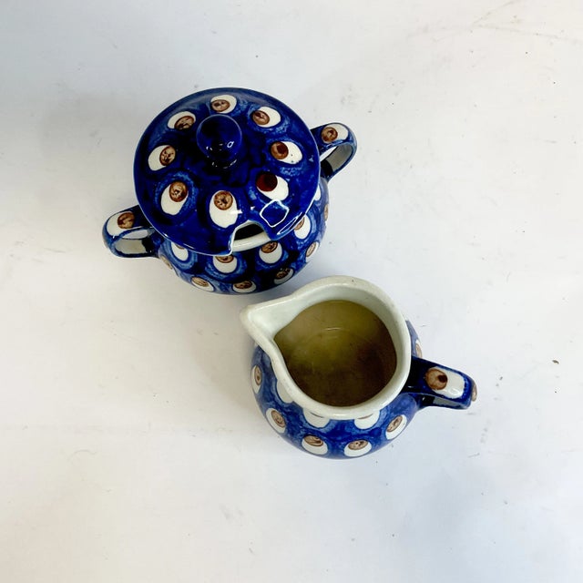 1980s Vintage Boho Chic Boleslawiec Polish Pottery Cream and Covered Sugar, Original Peacock - Set of 2 For Sale - Image 6 of 9