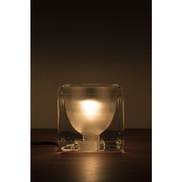 A wonderful ‘ice cube’ table lamp by peill & putzler. In good vintage condition. Afmetingen w. 10 cm; d. 10 cm; h. 10 cm....