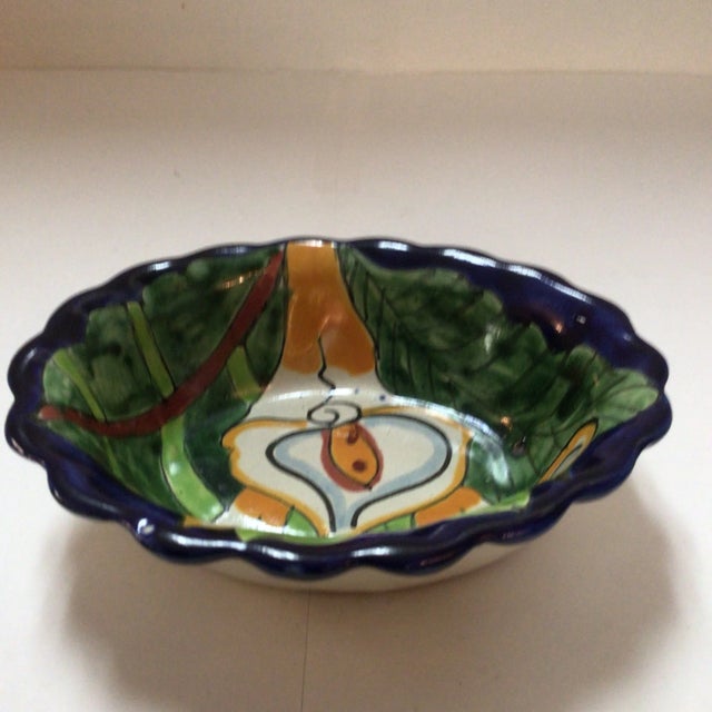 Vintage Talavera Mexican Majolica Calla Lily Bowl With Scallop Edge and a Floral Painted Salsa/Dip Bowl - Set of 2 For Sale - Image 10 of 13