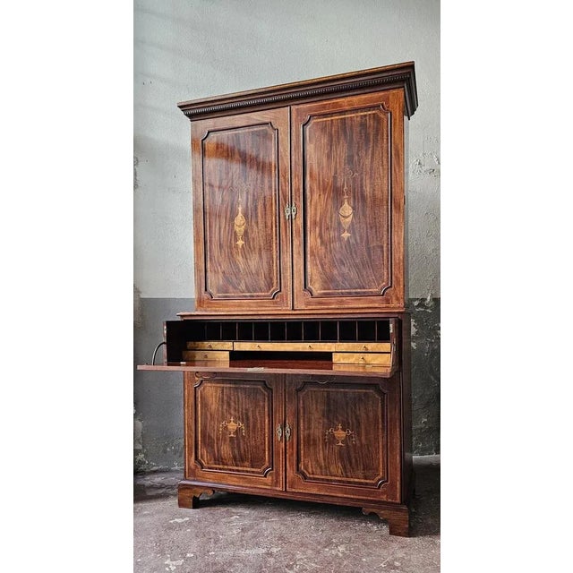 Elegant inlaid bookcase made of mahogany wood, dating back to the first half of the twentieth century of excellent...