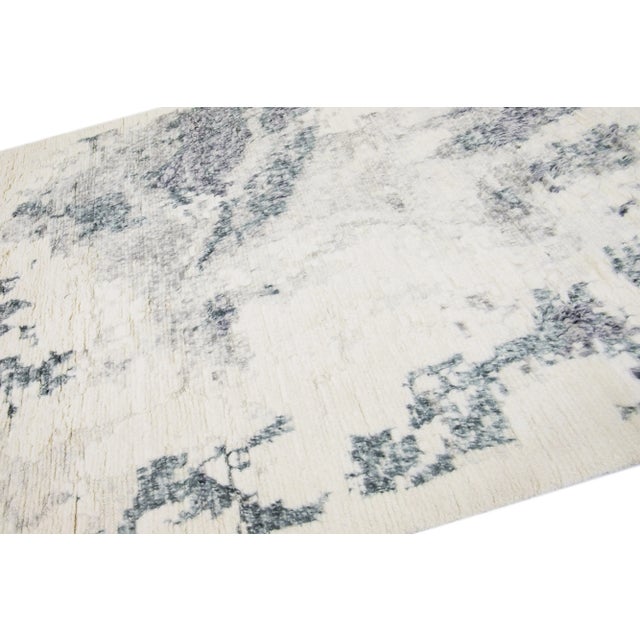 2020s Ivory Modern Moroccan Style Wool Rug Handmade With Gray Abstract Design For Sale In New York - Image 6 of 7
