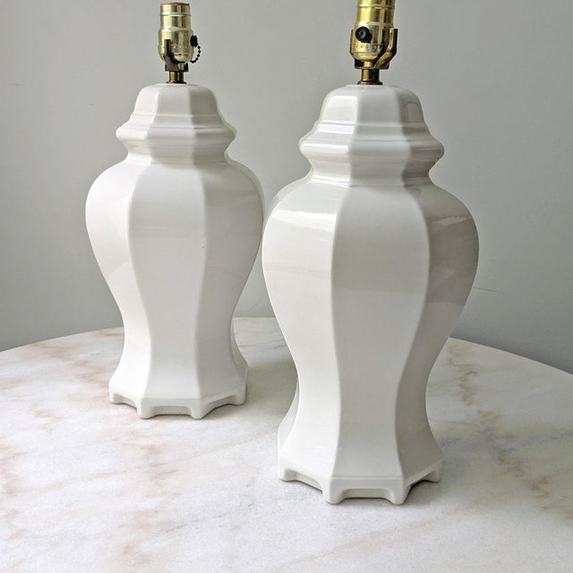 Chinoiserie Vintage White Ceramic Ginger Jar Lamps, a Pair For Sale - Image 3 of 8