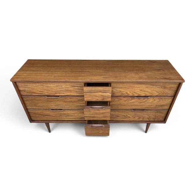 1960s Restored Mid-Century Modern Walnut 9-Drawer Dresser With Recessed Pulls For Sale - Image 5 of 12
