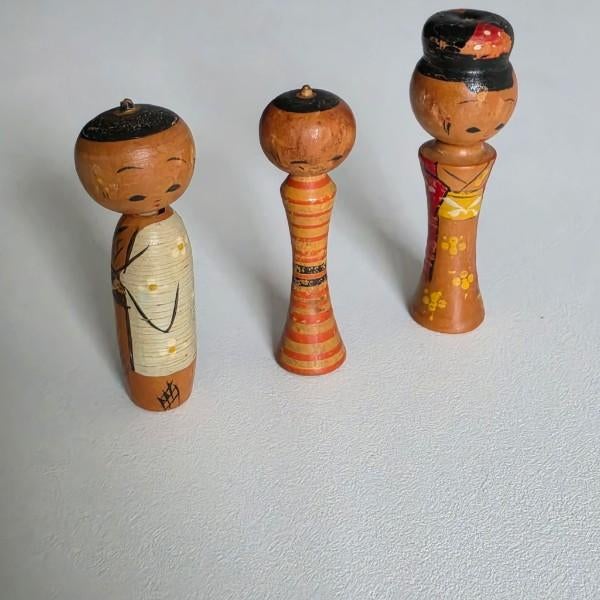 Japanese Vintage 1960s Japanese Miniature Kokeshi Dolls - Articulated Wooden Trio For Sale - Image 3 of 18