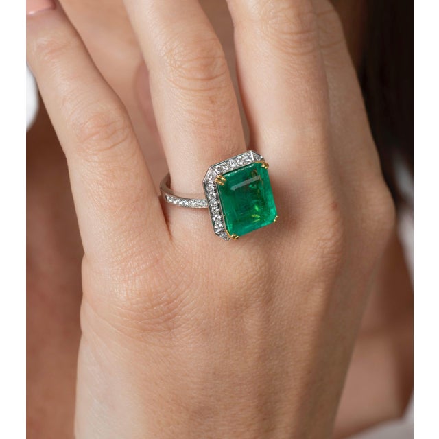 Contemporary 8 carat Colombian Emerald in 18K White Gold Diamond Halo Ring, Size 7 For Sale - Image 3 of 6