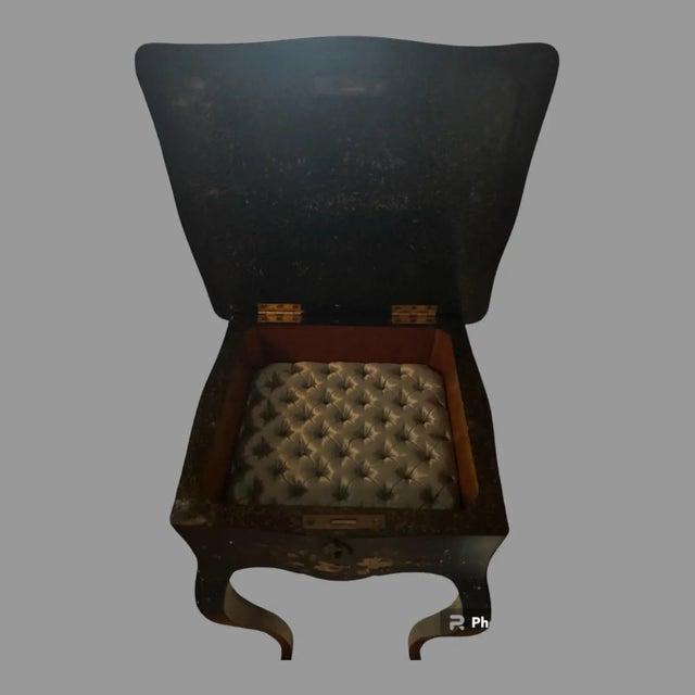 Early 20th Century French Style Floral Decorated Lift Top Vitrine Side Table 20th C For Sale - Image 5 of 12