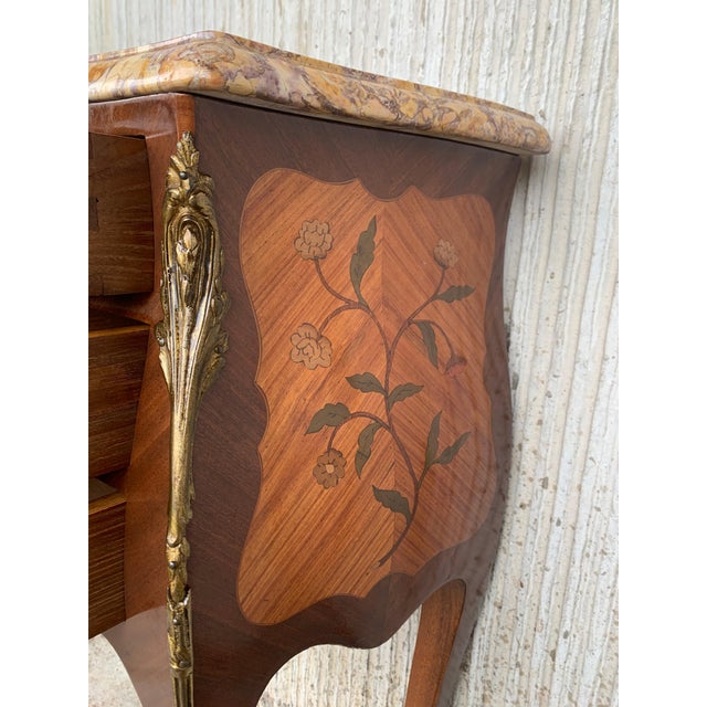 Early 20th Century Pair of French Marquetry Nightstands with Three Drawers and Bronze Hardware For Sale - Image 11 of 18