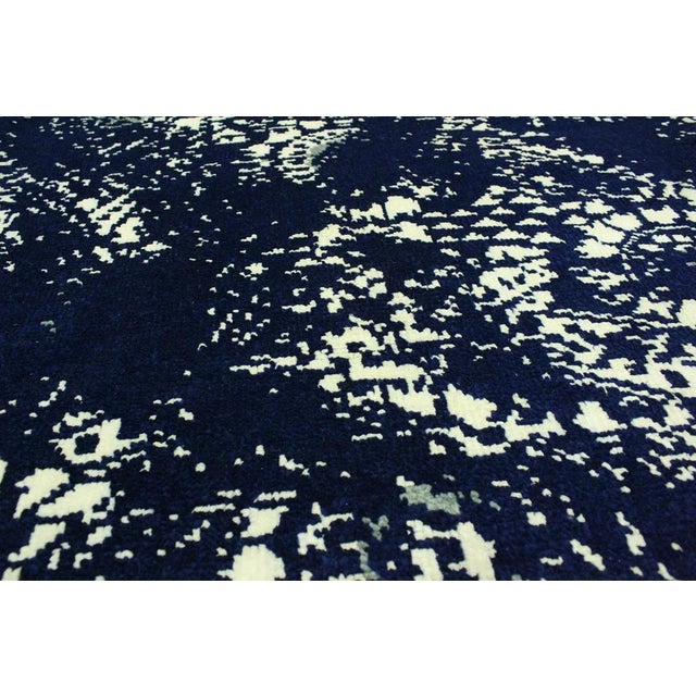 1990s Abstract Modern Blue/Ivory Wool/Viscose Rug - 4'0 X 6'1 For Sale In New York - Image 6 of 8