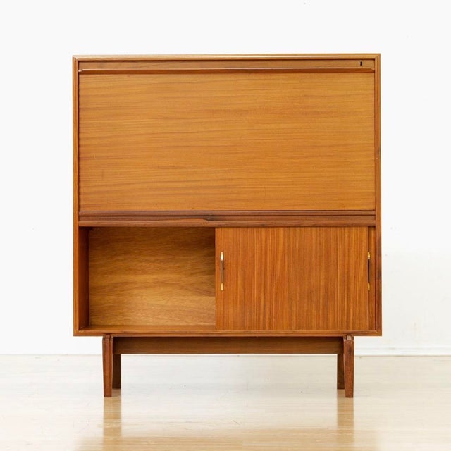 1960s Small Mid Century 'Multi-Width' Secretary Desk by Beaver & Tapley For Sale In Los Angeles - Image 6 of 12