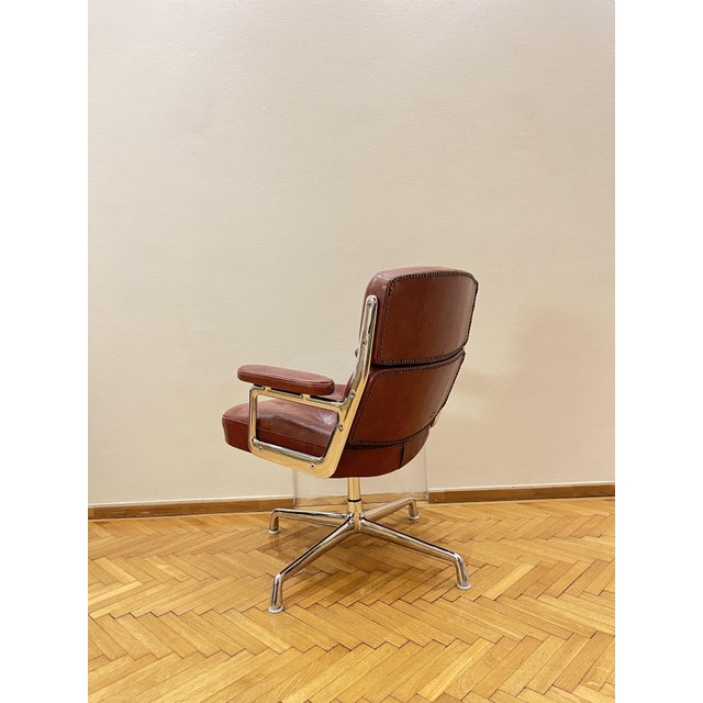 Vitra ES 108 Lobby Chair in Brown Leather by Charles and Ray Eames for Vitra, 1960s For Sale - Image 4 of 12