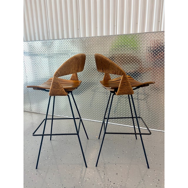 Mid-Century Modern Attributed to Arthur Umanoff Rush Seat Wire Bases Bar Stools Circa 1970s - Set of 2 For Sale - Image 3 of 10