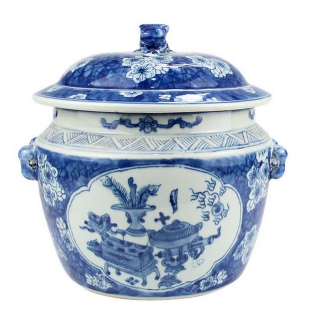 Beautiful jar with foo dog lid. Perfect for the kitchen for frequent used ingredients, stylish cookie jar, store your pets...