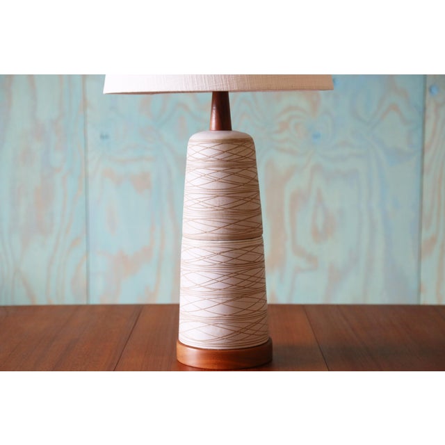 1960s Gordon and Jane Martz M85 Lamp for Marshall Studios Matte White Tan Incised Decoration For Sale - Image 6 of 14