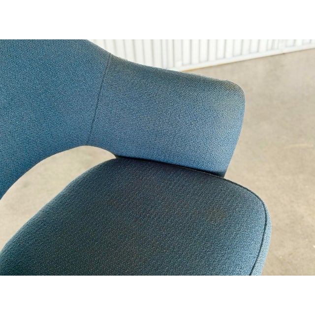 Mid-Century Modern 1950s Eero Saarinen for Knoll Executive Armchair With Wood Legs - All Original - Blue For Sale - Image 3 of 9
