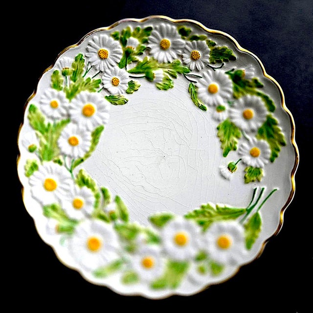 1960s 1960s Mottahedeh Ceramic Daisy Pedestal Cake Stand For Sale - Image 5 of 15