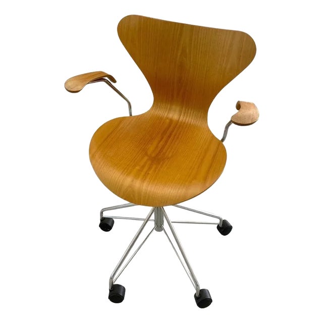 Arne Jacobsen for Fritz Hansen (Knoll) Series 7 Swivel Desk Chair on Casters For Sale