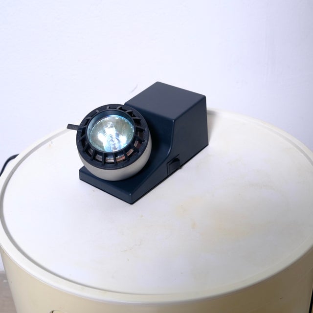 Osram designer lamp consisting of a plastic base with a metal sphere and a halogen bulb. This sphere can be directed in...