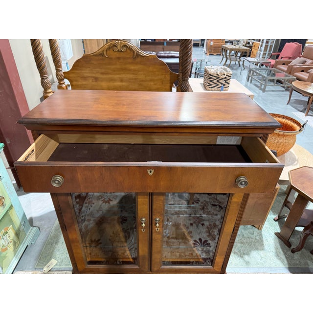 Wood Late 20th Century Hekman Furniture Mahogany Glass Door Curio Display Cabinet With Drawer For Sale - Image 7 of 11