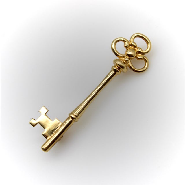 Tiffany and Co. Vintage 14k Gold Tiffany & Co. Key Brooch For Sale - Image 4 of 10