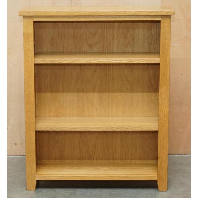 Lovely Solid English Oak dwarf open Library bookcase with height adjustable shelves This is a very good looking and well...