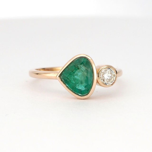2020s 14k Gold Ring With Natural Diamond and Trillion-Cut Emerald, New For Sale - Image 5 of 18