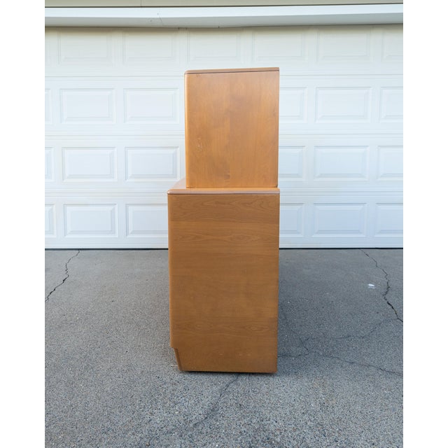 1950s Heywood-Wakefield "Kohinoor" Dresser & Hutch Set in Champagne For Sale - Image 9 of 16