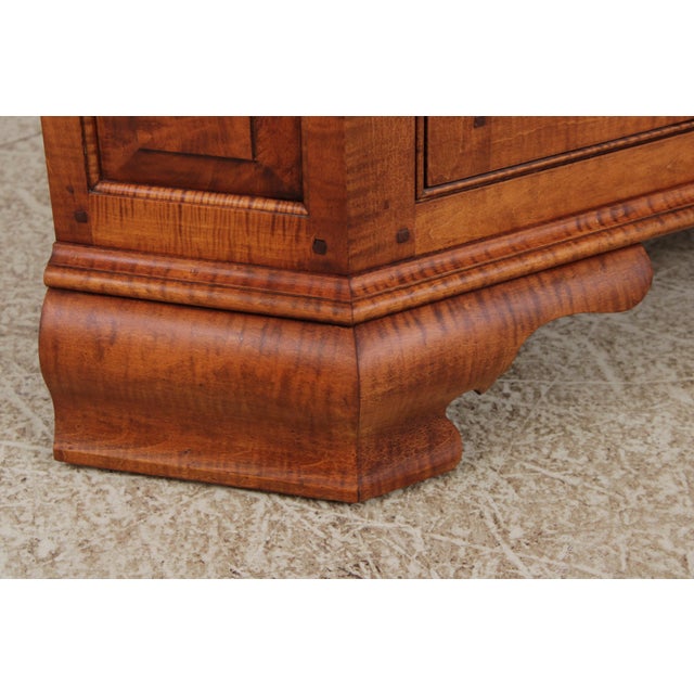 David Smith Tiger Maple 2 Piece Country Corner China Cabinet For Sale - Image 11 of 18