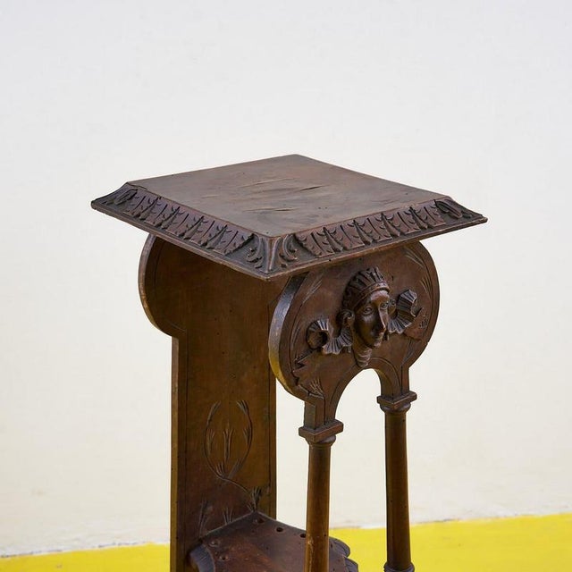 Discover this refined vintage wooden plant stand, a unique piece that combines functionality and beauty. Featuring a...