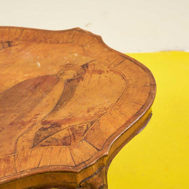 This charming coffee table, crafted from fine wood, features a classic, eye-catching design. Its wavy surface is decorated...