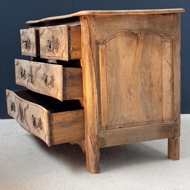 Parisian Chest of Drawers in Walnut, 19th Century For Sale - Image 13 of 16