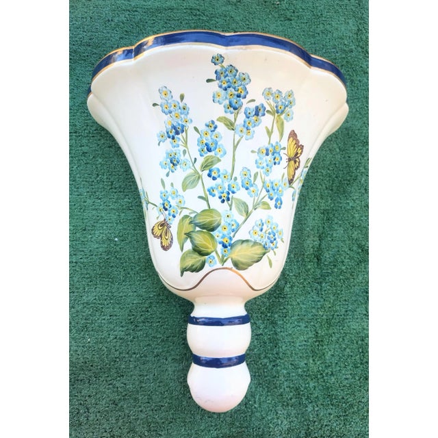 1980s Vintage Ceramic Navy Cream Floral Chelsea House Style Large Wall Pocket Sconce For Sale - Image 5 of 7