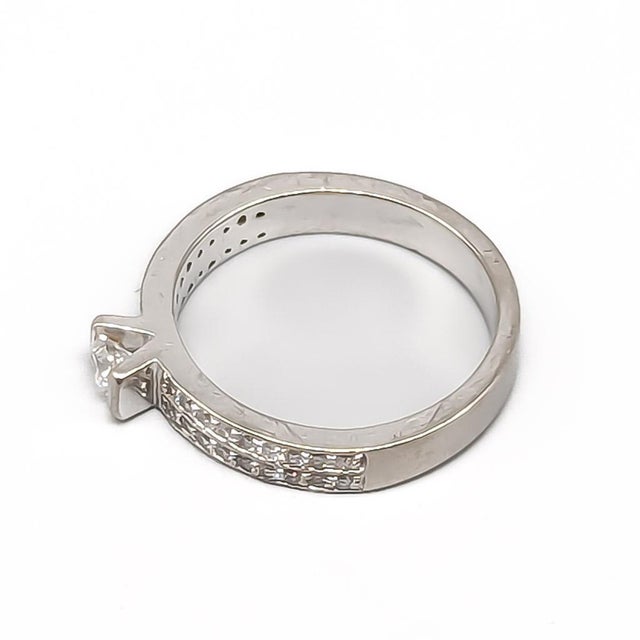 Ring, Gold, 18K, 5.17g, Size: 16.75mm, Good condition. 37 diamonds of 0.45 ct W/P according to engraving This piece has an...