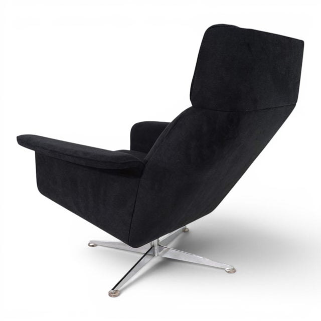 The Siesta 62 lounge chair with matching ottoman is one of the most extraordinary German lounge designs of the 1960s....