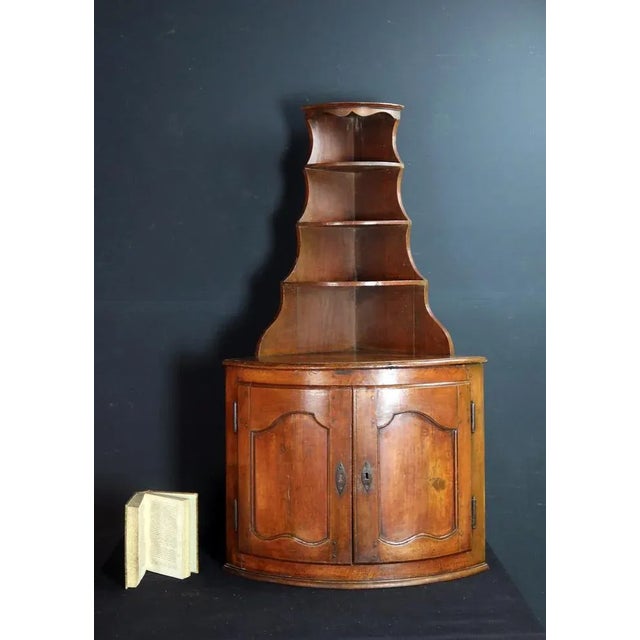 Small buffet in the 18th century walnut of Louis XV style. This poisoning is made up of two parts, a curved angle buffet...