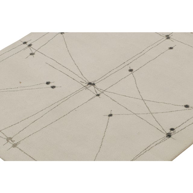 This modern 4x4 square rug is an exciting new addition to the Mid-Century Modern rug collection by Rug & Kilim. Hand-...