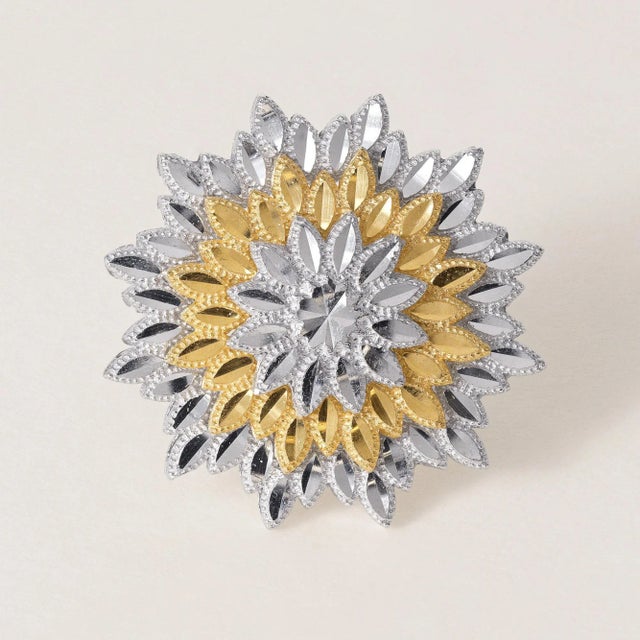 1980s 18k 2 Tone Gold Diamond Cut Sunflower Ring, Size 7.5 For Sale - Image 4 of 7