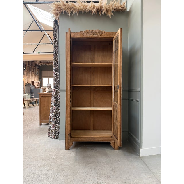 This parisian art deco display cabinet is captivating with its tall, narrow silhouette and its sculpted and engraved...