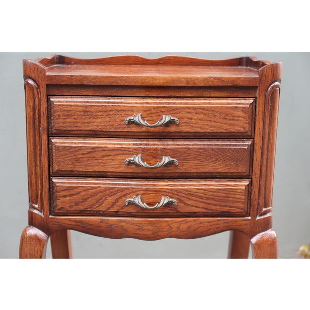 1960s Pair of French Louis XV Style Side Tables Nightstands For Sale In Miami - Image 6 of 17