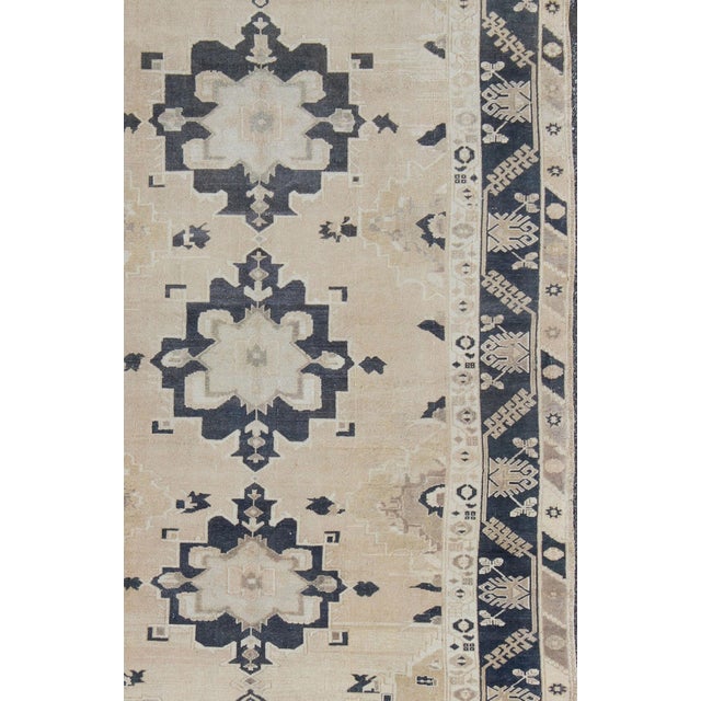 Tribal Vintage Hand Knotted Turkish Oushak With Medallion Design in Cream and Blue 6'8'' X 10'1'' For Sale - Image 3 of 6